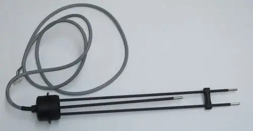 Zwei elektrode Pegelmessung mit einem Anschlusskabel, zur Verwendung in Daikin Heizsystemen. Die Elektrode hat eine isolierte Basis und zwei Messstangen.